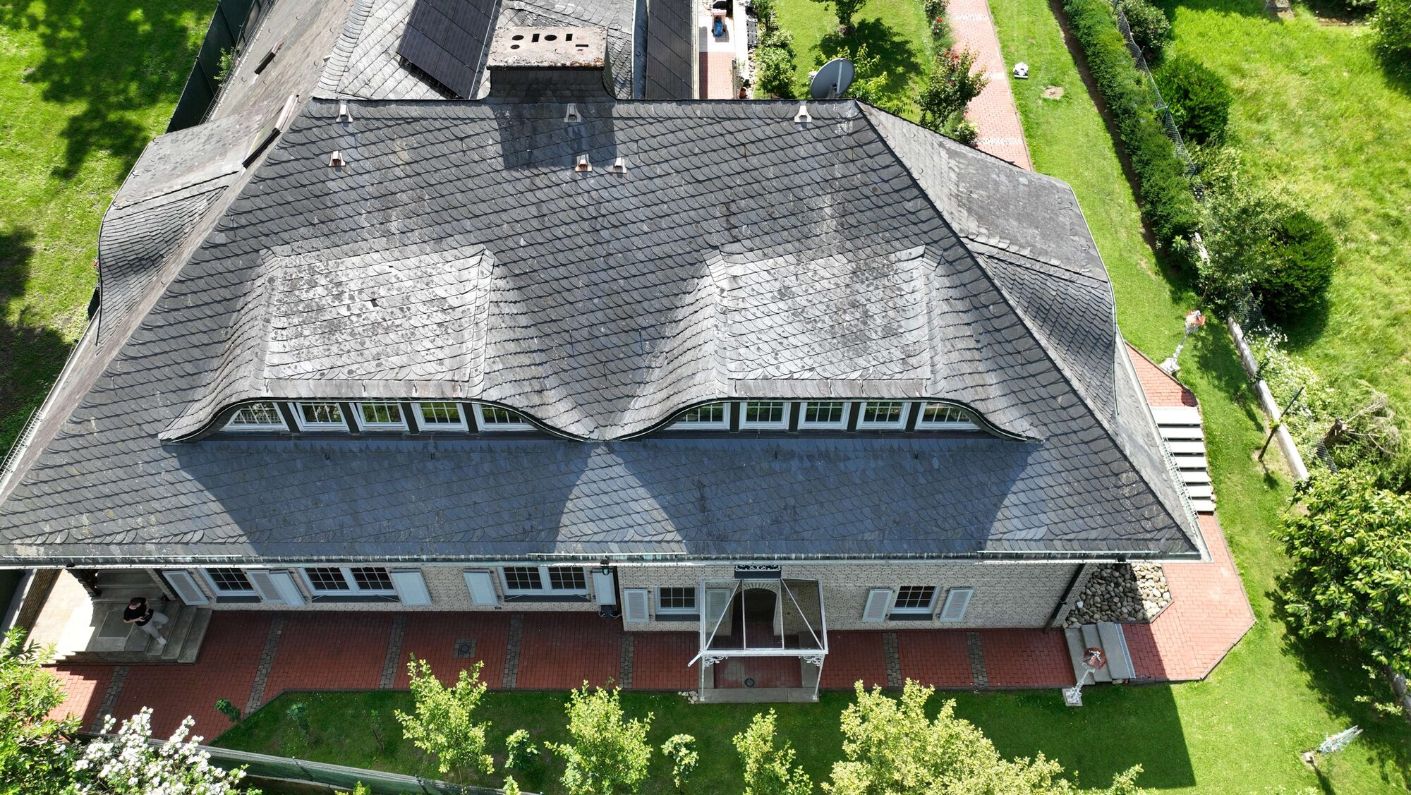 Drohnenaufnahme Fassade mit geschwungenen Gauben