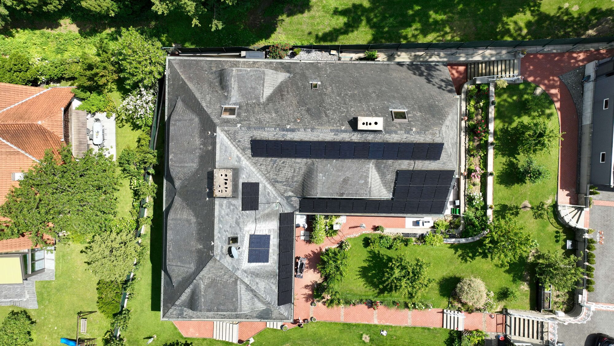 Senkrechte Drohnenaufnahme des Dachs Hermannstraße 15, Oerlinghausen
